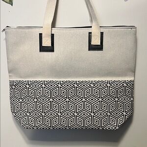 SALE! NWT 18x14 in Stylish Black and White Geometric CanvasTote Bag
